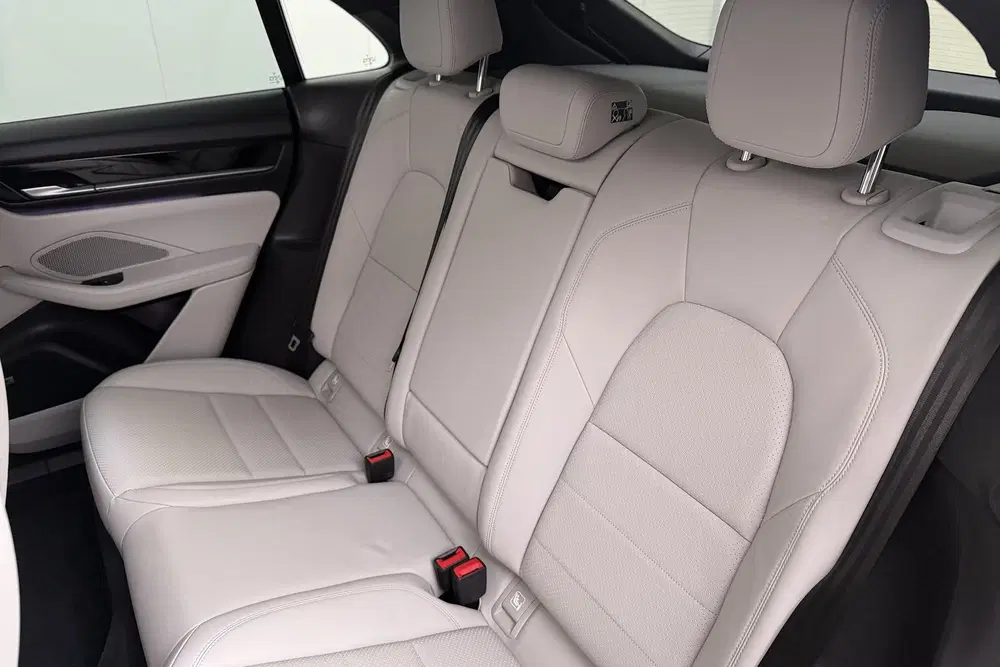 Porsche Macan 4 100 kWh (98%SOH) Pano Trekhaak SportChro uit 2024, foto 14