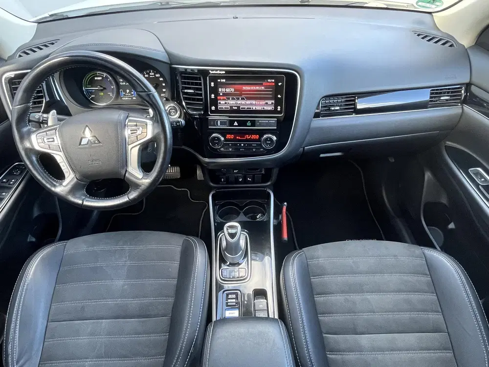 Mitsubishi Outlander 2.4 PHEV Intense+ 100% dealer onderhoud uit 2019, foto 2