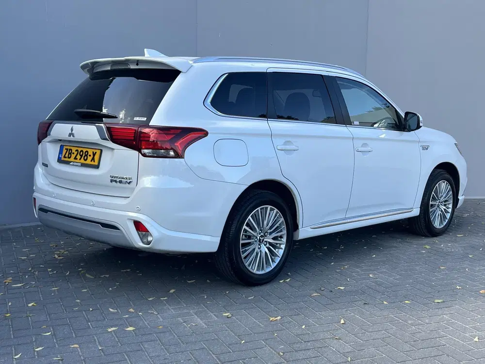Mitsubishi Outlander 2.4 PHEV Intense+ 100% dealer onderhoud uit 2019, foto 3
