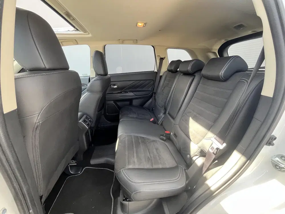 Mitsubishi Outlander 2.4 PHEV Intense+ 100% dealer onderhoud uit 2019, foto 6