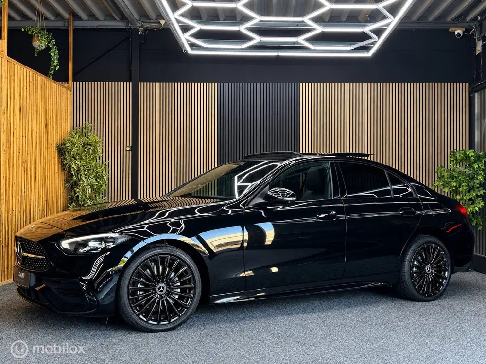 Mercedes-Benz C-Klasse Mercedes C-klasse 300 e AMG Line uit 2023, foto 2