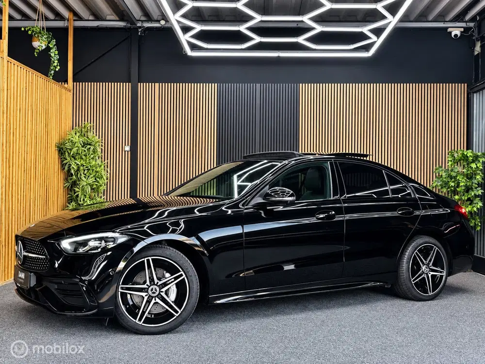 Mercedes-Benz C-Klasse Mercedes C-klasse 300 e AMG Line uit 2023, foto 3