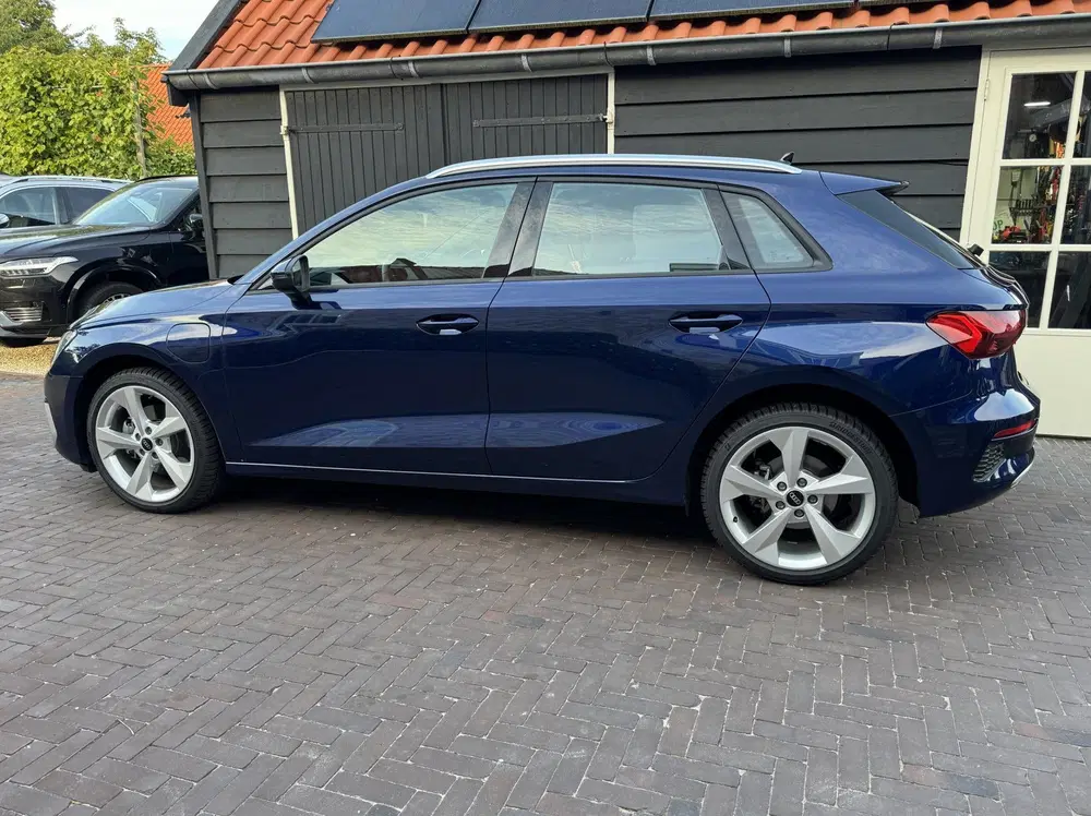 Audi A3 40 TFSI e Advanced edition uit 2024, foto 2
