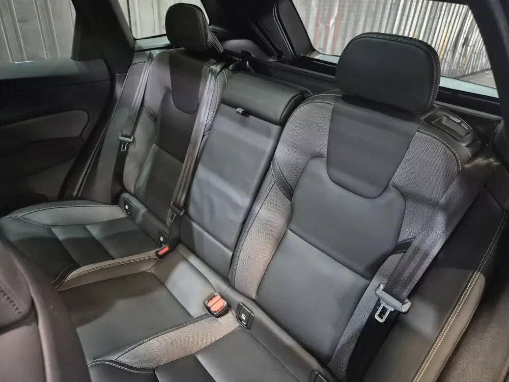 Volvo XC60 T6 350PK AWD Plus Black Edition uit 2026, foto 15