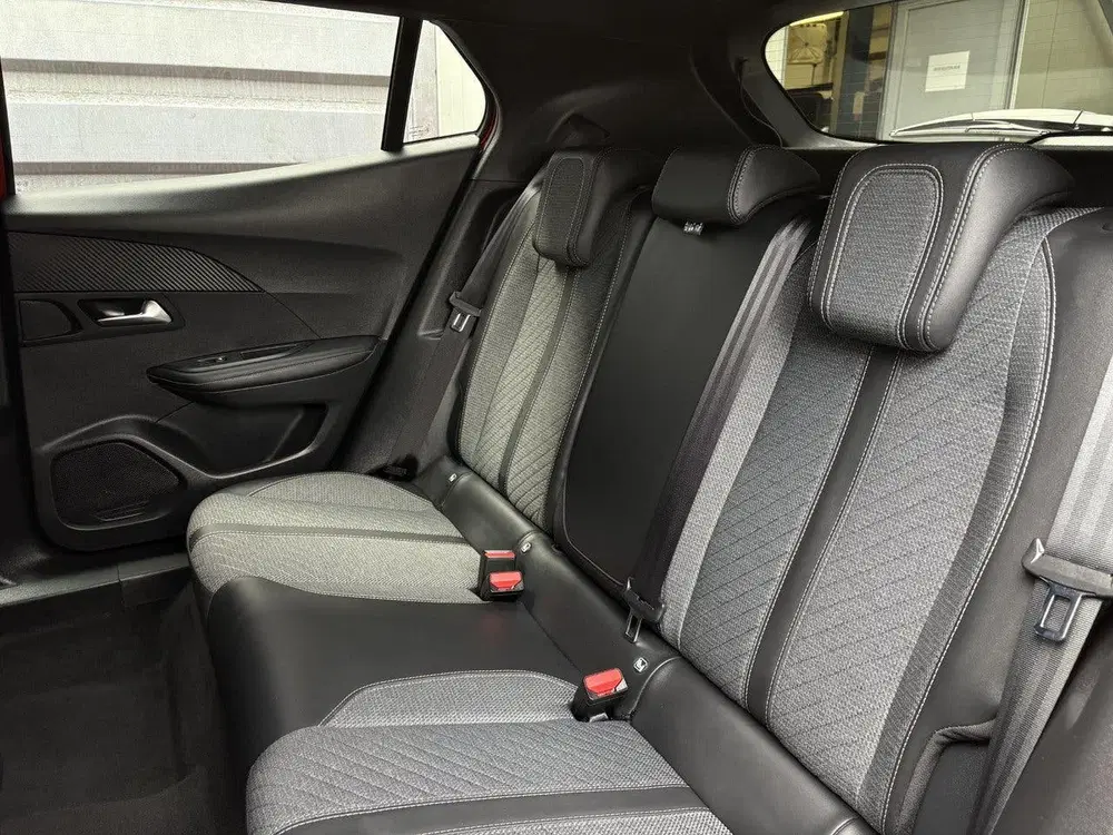 Peugeot 2008 Allure Pack 1.2 Turbo 100pk uit 2025, foto 11