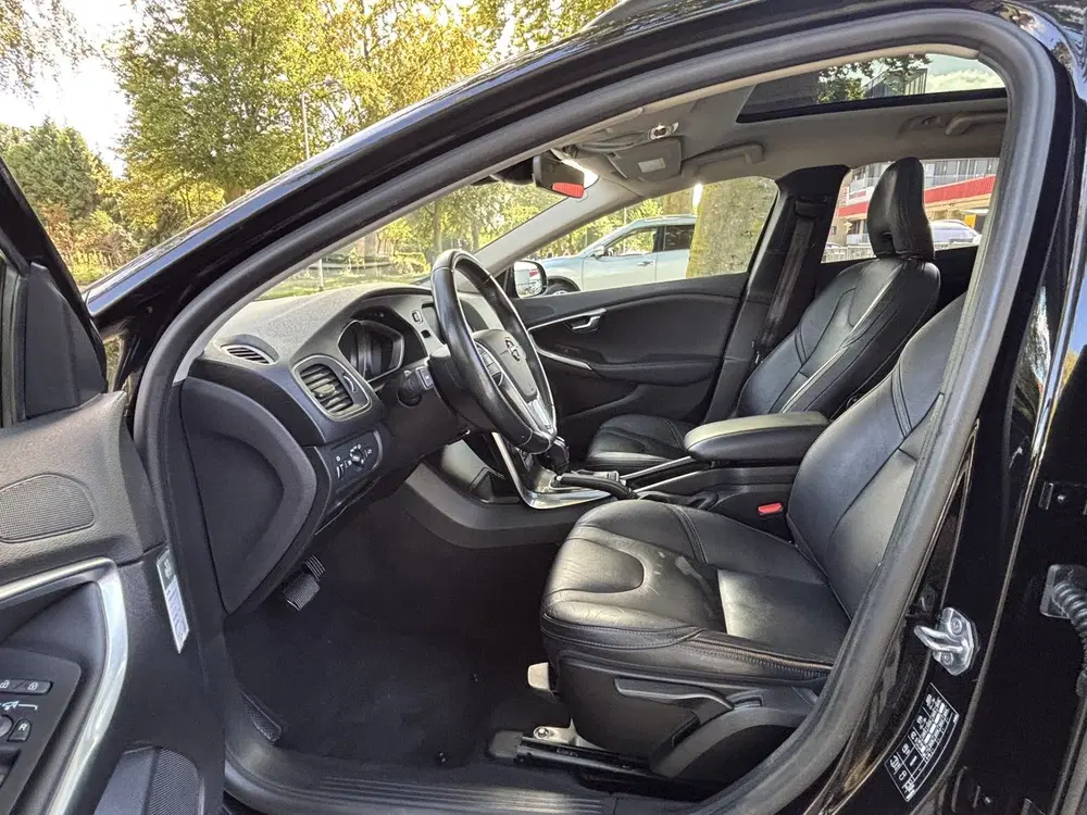 Volvo V40 Cross Country 1.5 T3 Polar+ Luxury DAB Pano Keyles uit 2019, foto 4