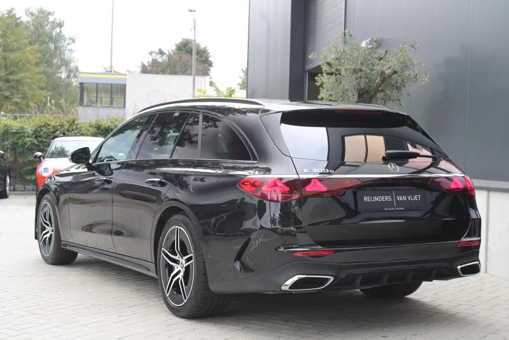 Mercedes-Benz E-Klasse Estate 300e AMG Line uit 2025, foto 2