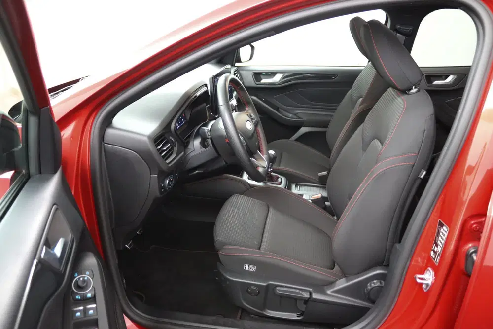 Ford Focus 1.0 EcoBoost Hybrid ST Line X Black Editio uit 2024, foto 6