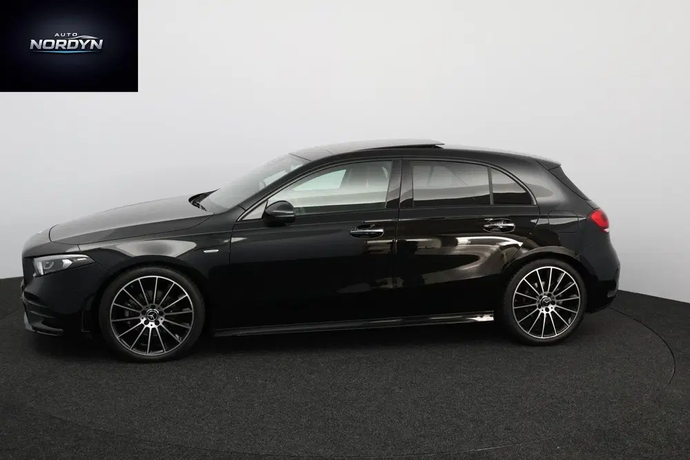 Mercedes-Benz A-Klasse Mercedes A-klasse 180 AMG Line Night Editi uit 2022, foto 2