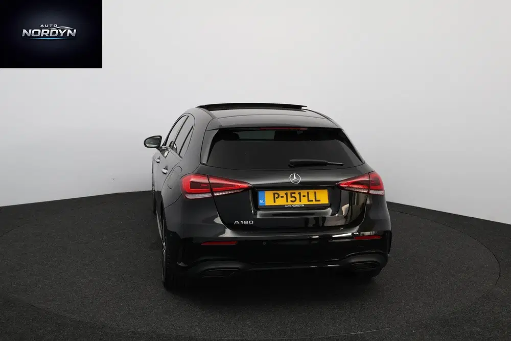 Mercedes-Benz A-Klasse Mercedes A-klasse 180 AMG Line Night Editi uit 2022, foto 3