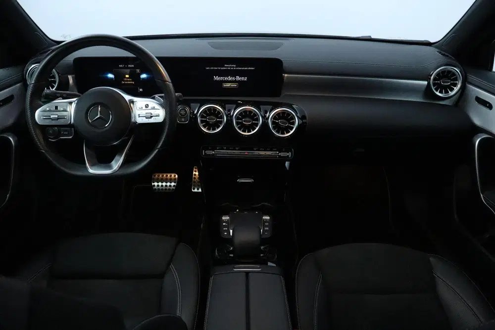 Mercedes-Benz A-Klasse Mercedes A-klasse 180 AMG Line Night Editi uit 2022, foto 9