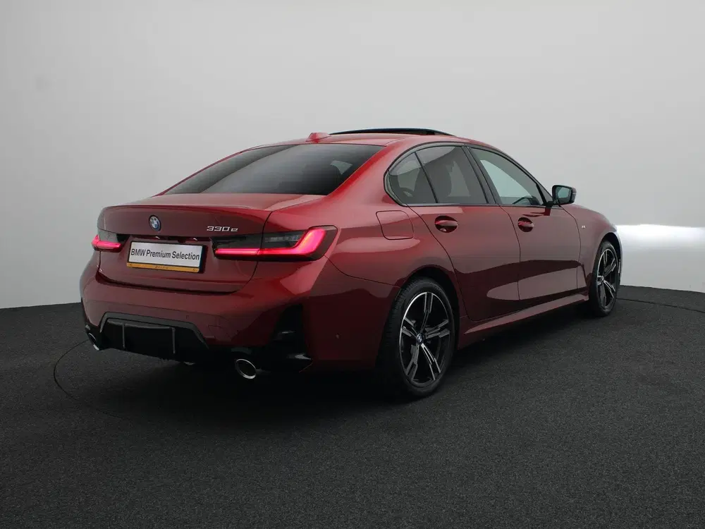 BMW 3-serie Sedan 330e M Sportpakket uit 2026, foto 2