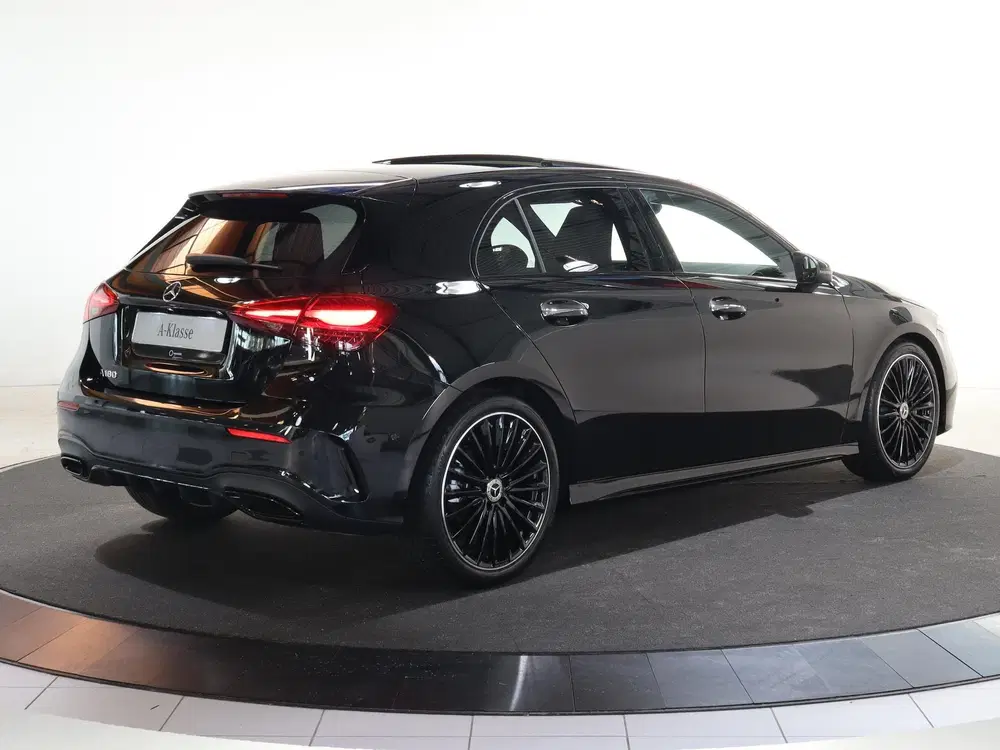 Mercedes-Benz A-Klasse 180 Business Solution AMG uit 2025, foto 2