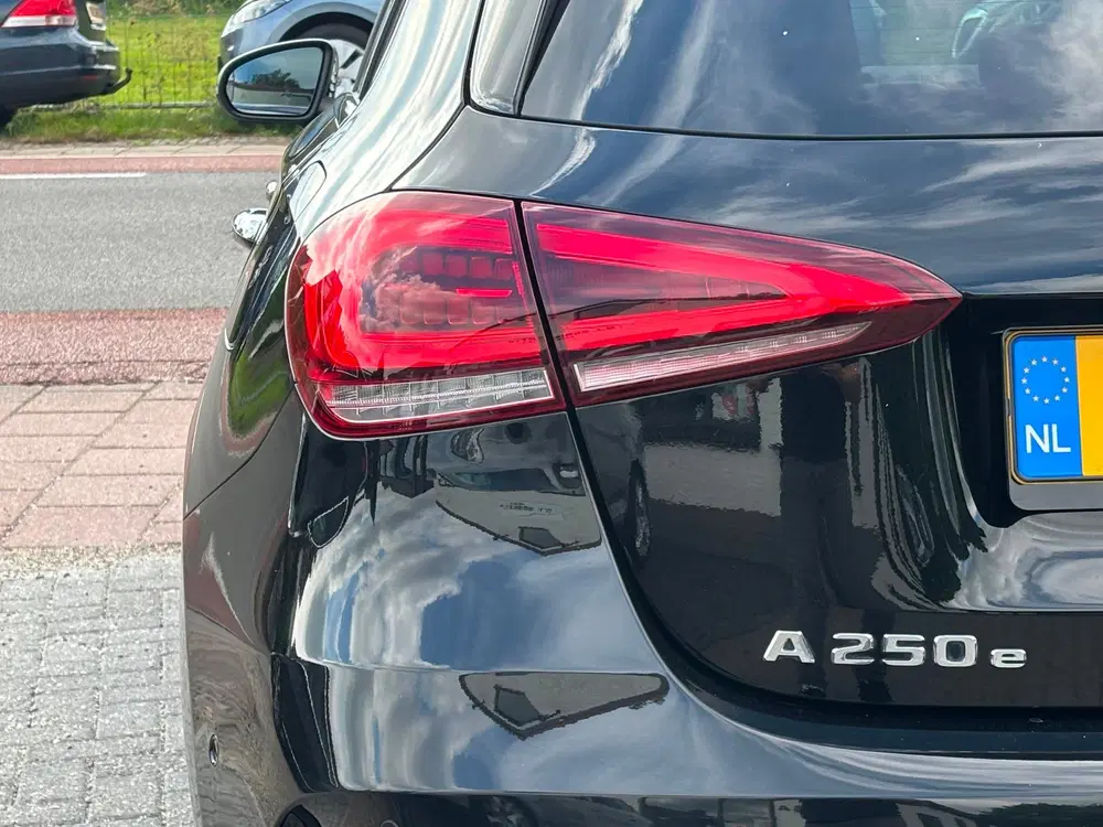 Mercedes-Benz A-Klasse 250 e AMG Line panorama dak Nieuwsta uit 2022, foto 6