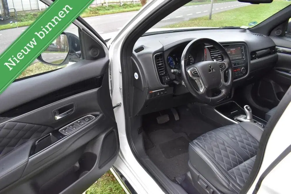 Mitsubishi Outlander 2.4 PHEV Diamand Edition 360º CAMERA uit 2019, foto 10