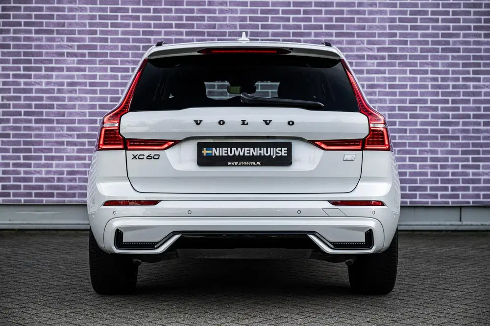 Volvo XC60 2.0 T6 Plug-in Hybrid AWD Plus Dark uit 2024, foto 12