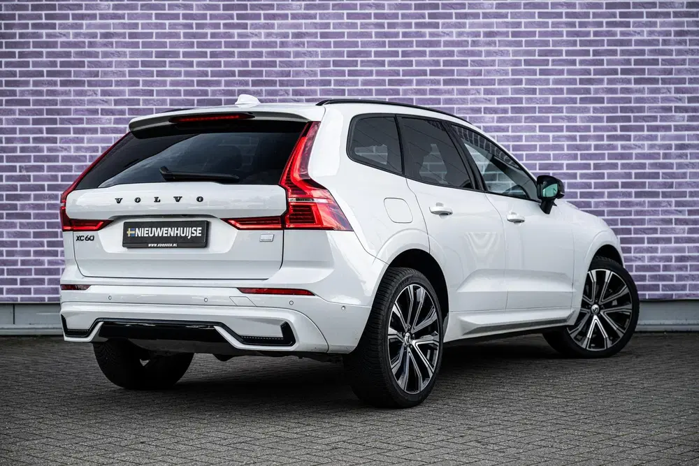 Volvo XC60 2.0 T6 Plug-in Hybrid AWD Plus Dark uit 2024, foto 4