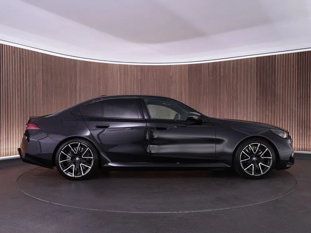 BMW M5 uit 2025, foto 12