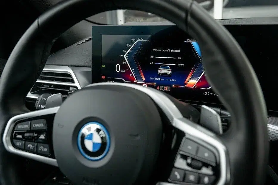 BMW 3-serie 330e xDrive M Sport LCI uit 2024, foto 2