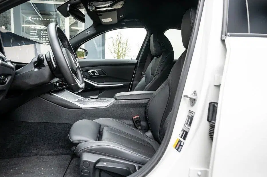 BMW 3-serie 330e xDrive M Sport LCI uit 2024, foto 5