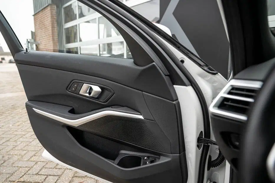 BMW 3-serie 330e xDrive M Sport LCI uit 2024, foto 8