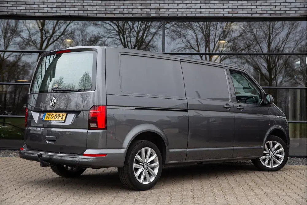 Volkswagen Transporter 2.0 TDI L2 Bulli 200PK uit 2020, foto 2