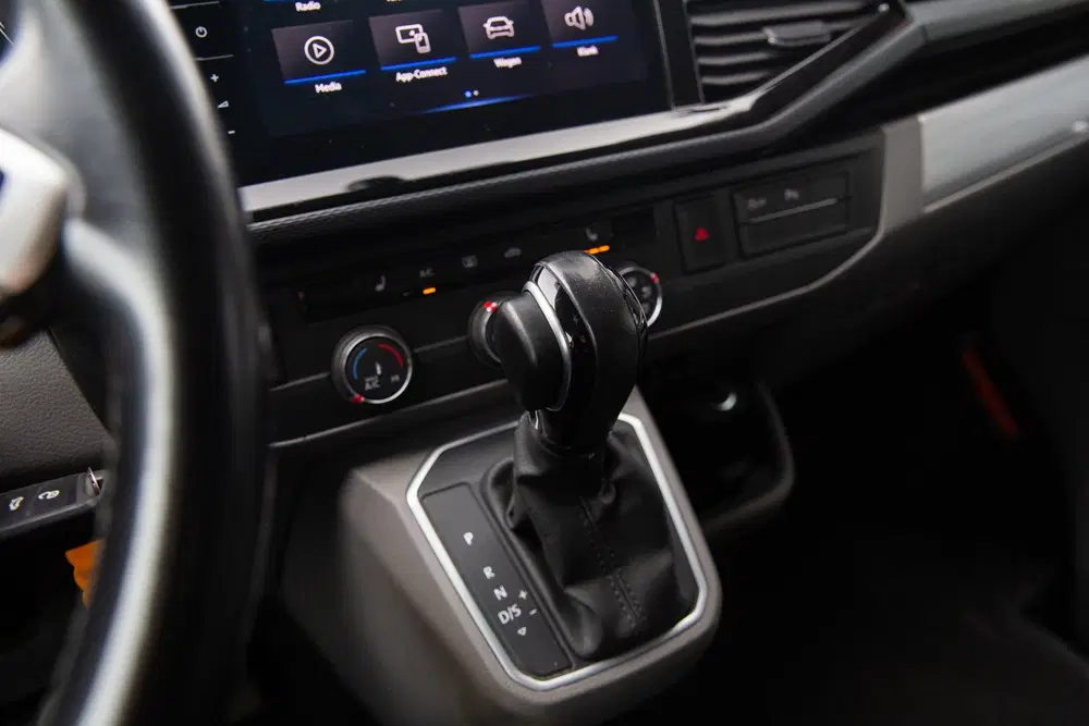 Volkswagen Transporter 2.0 TDI L2 Bulli 200PK uit 2020, foto 6