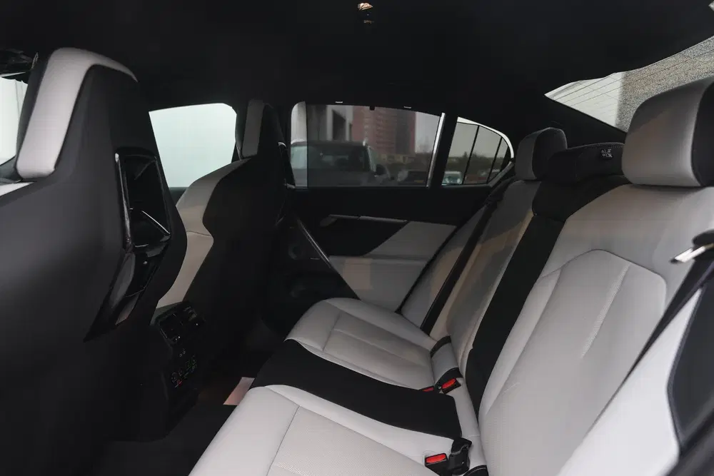 BMW M5 Automaat uit 2025, foto 12