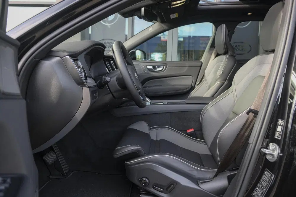 Volvo XC60 2.0 T6 350pk Plus Black Edition Panoramada uit 2026, foto 10