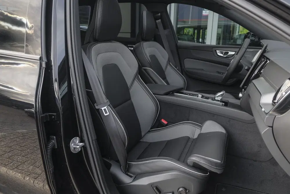 Volvo XC60 2.0 T6 350pk Plus Black Edition Panoramada uit 2026, foto 12