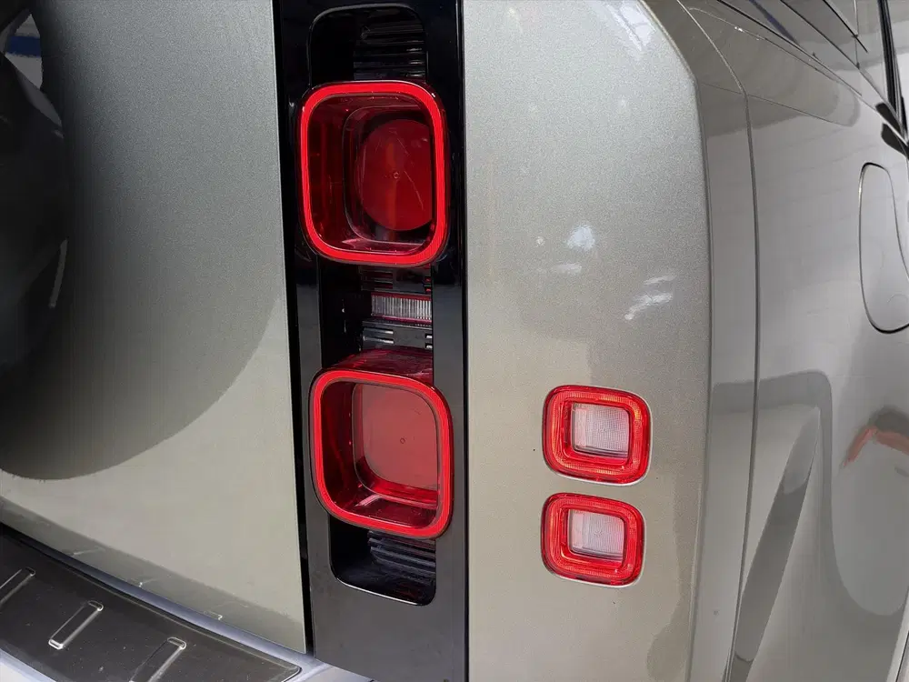 Land Rover Defender P400e 404pk PHEV AWD XS Edition uit 2023, foto 10