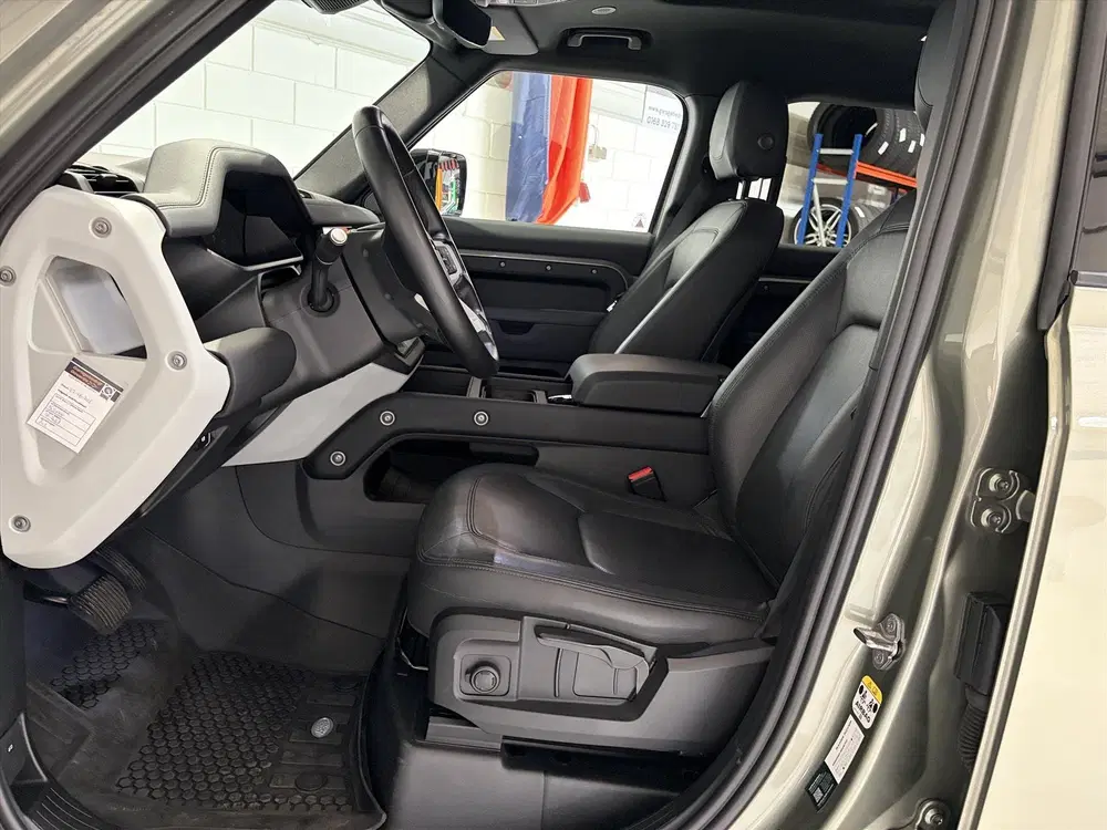 Land Rover Defender P400e 404pk PHEV AWD XS Edition uit 2023, foto 3