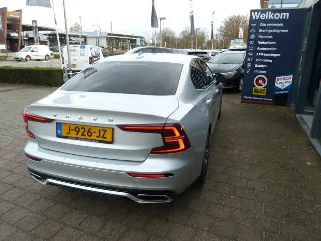 Volvo S60 T5 250pk Geartronic R-DESIGN uit 2020, foto 10