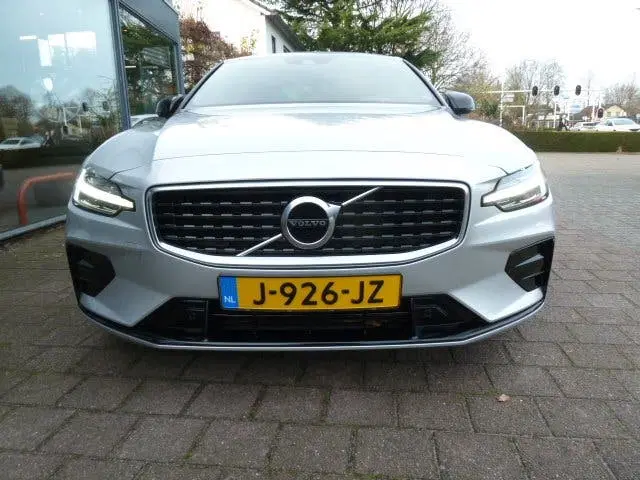 Volvo S60 T5 250pk Geartronic R-DESIGN uit 2020, foto 2