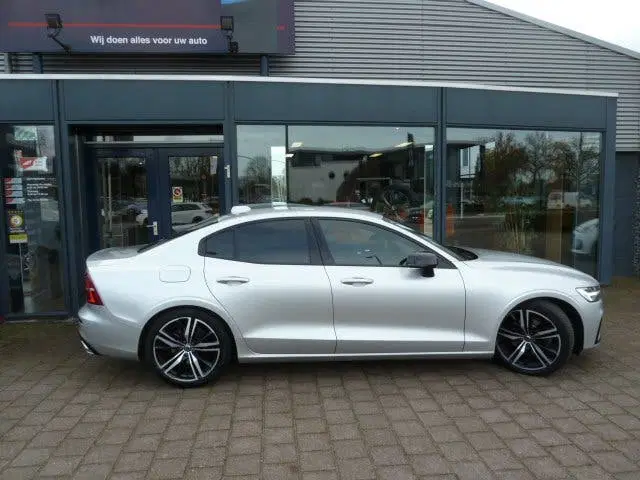 Volvo S60 T5 250pk Geartronic R-DESIGN uit 2020, foto 3
