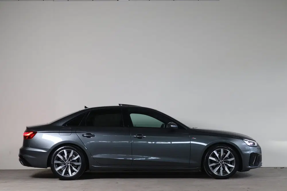 Audi A4 35 TFSI S edition Competition uit 2024, foto 15