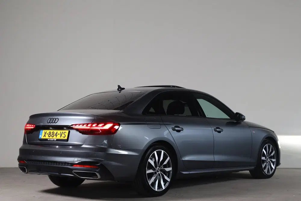 Audi A4 35 TFSI S edition Competition uit 2024, foto 2