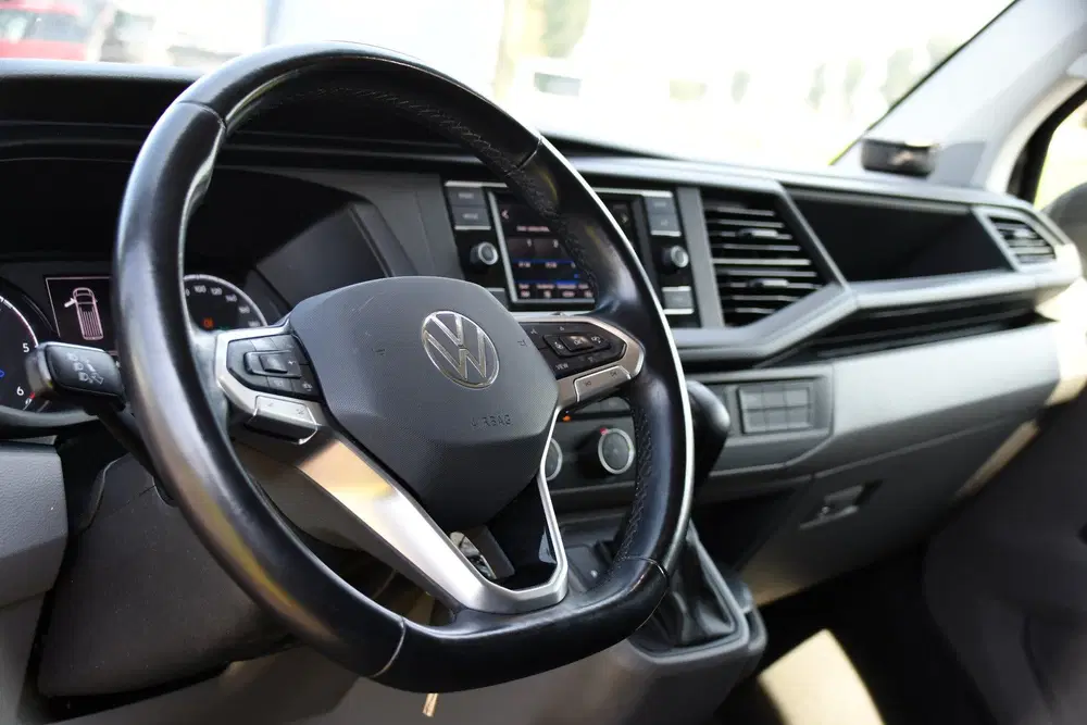 Volkswagen Transporter 2.0 TDI L1H1 30 Black Edition Cruise uit 2023, foto 2