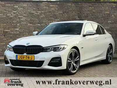 BMW 3-serie 320E M-Sport Panodak 19 Inch Keyless uit 2022