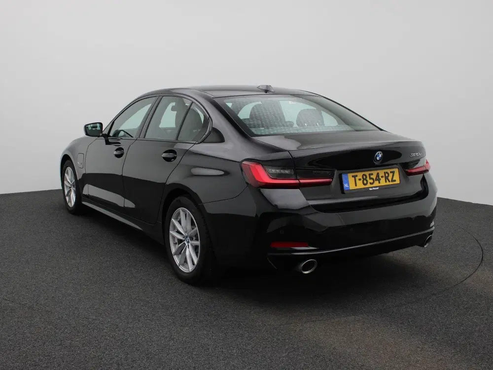 BMW 3-serie 320e uit 2023, foto 2