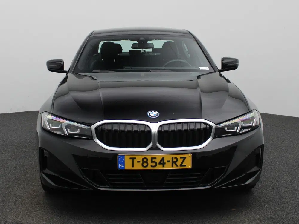 BMW 3-serie 320e uit 2023, foto 3