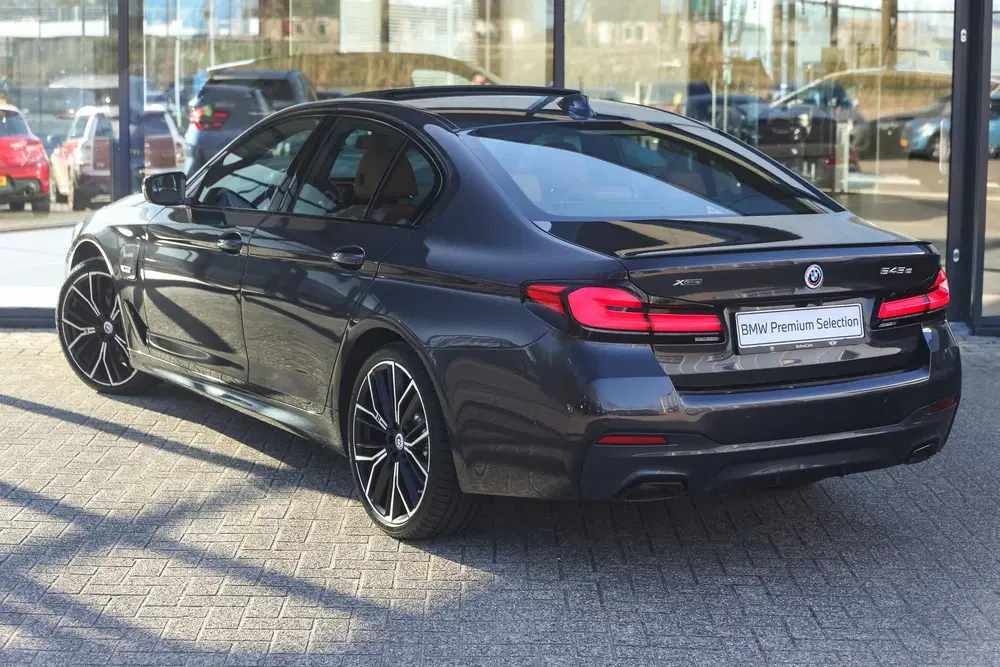 BMW 5-serie 545e xDrive M Sport Automaat uit 2022, foto 2