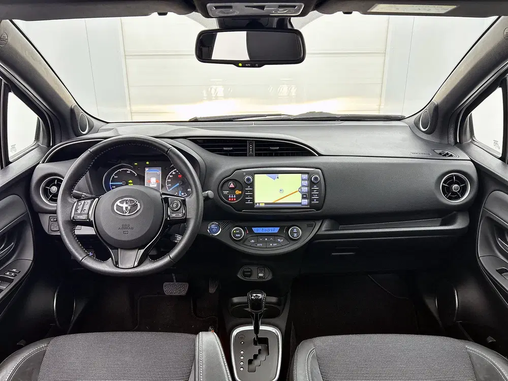 Toyota Yaris 1.5 Hybrid Executive Bi-Tone uit 2019, foto 4