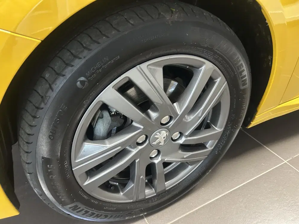Peugeot 208 1.2 PureTech Active Pack uit 2021, foto 5