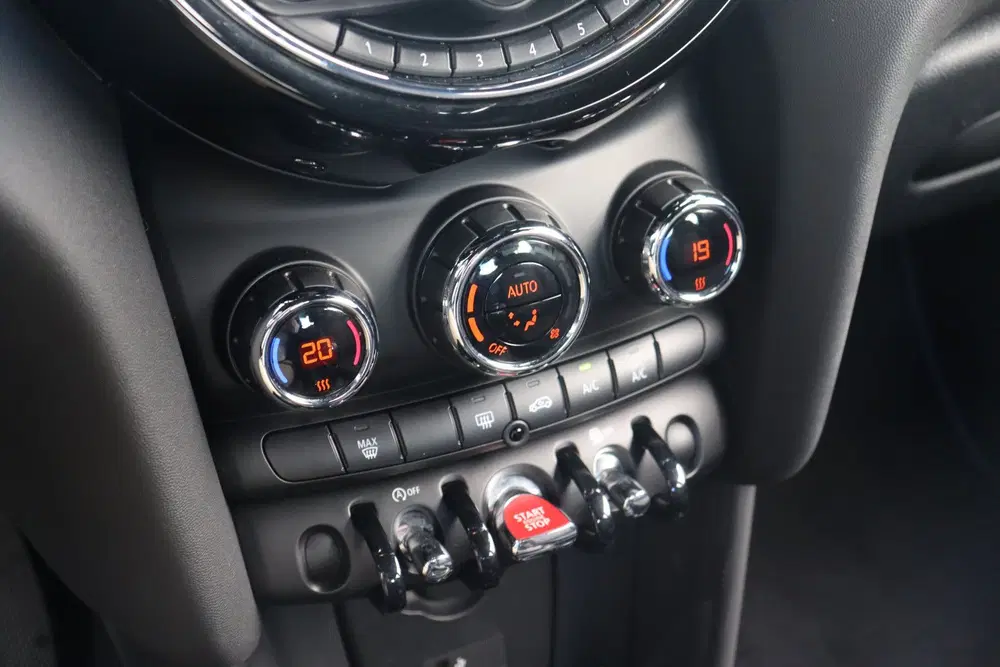 Mini Hatchback Cooper uit 2020, foto 13