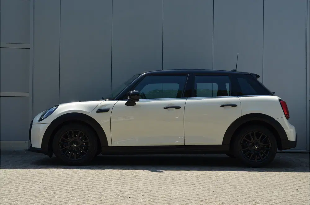 Mini Hatchback Cooper Classic uit 2021, foto 3