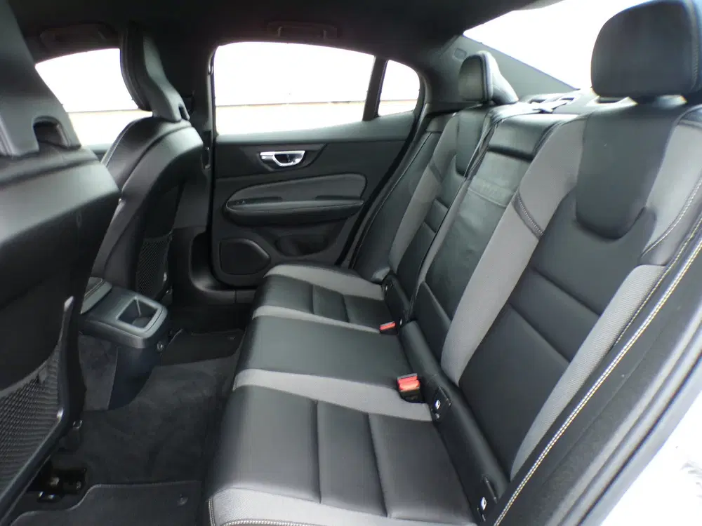 Volvo S60 2.0 B3 R-Design uit 2022, foto 6
