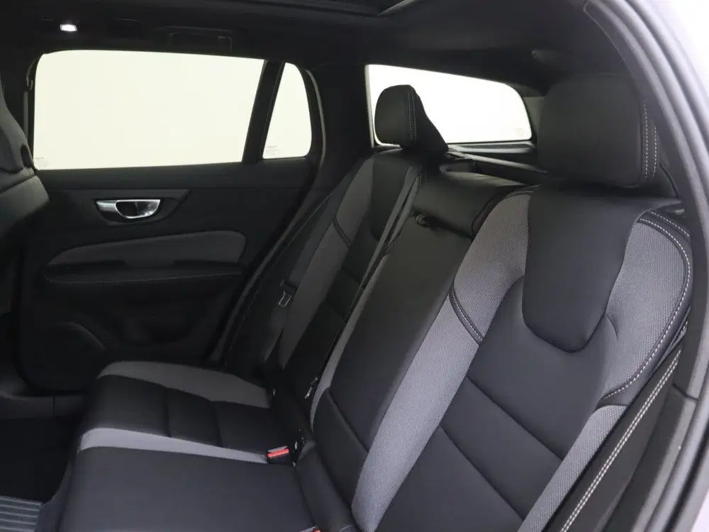 Volvo V60 T8 AWD Plus Dark uit 2026, foto 7
