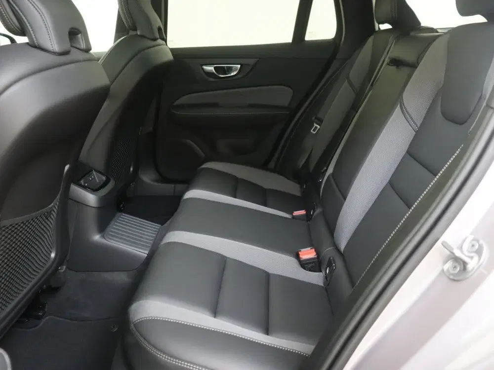 Volvo V60 T8 AWD Plus Dark uit 2026, foto 8