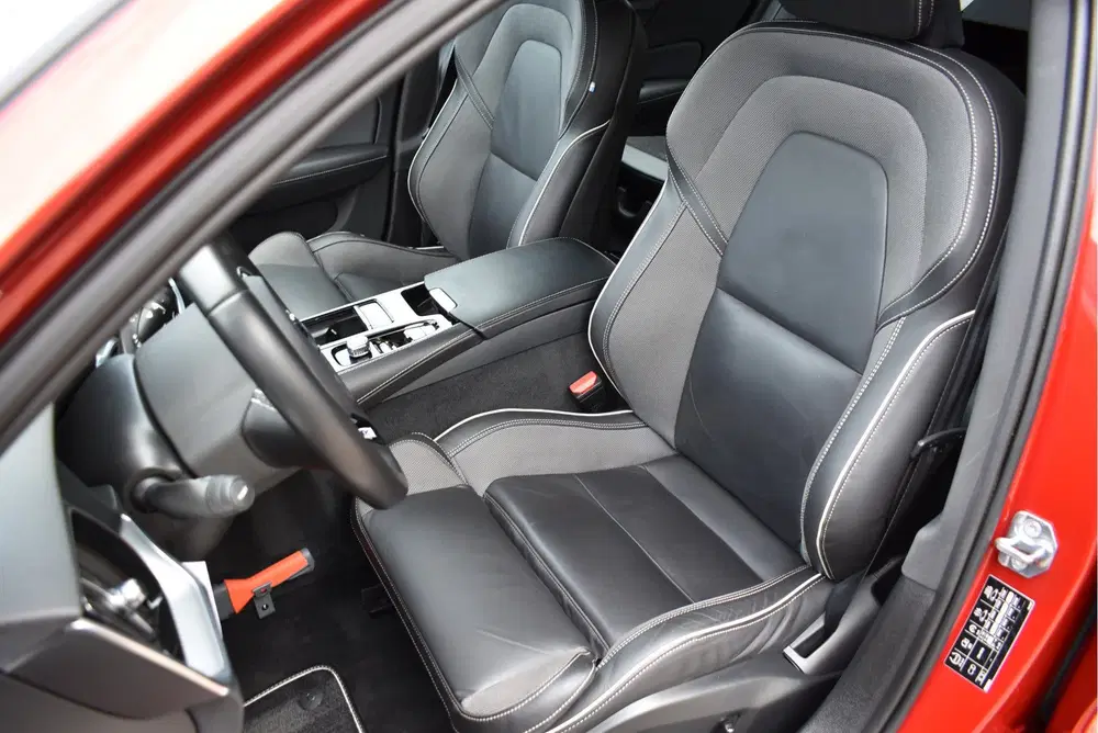 Volvo S60 2.0 T6 AWD Twin Engine R-Design Navi Leder uit 2020, foto 2